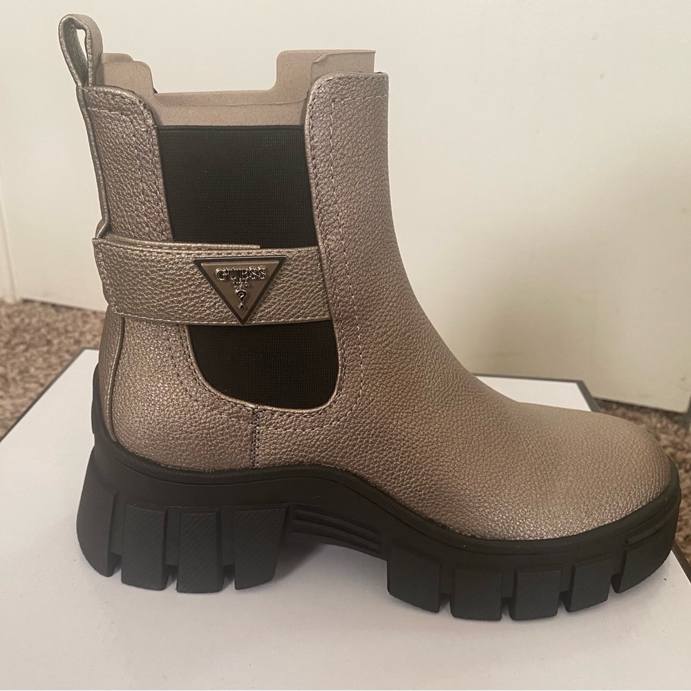 GUESS
Women's Hensly Lug Sole Side Gore Chelsea Bootie Size 6